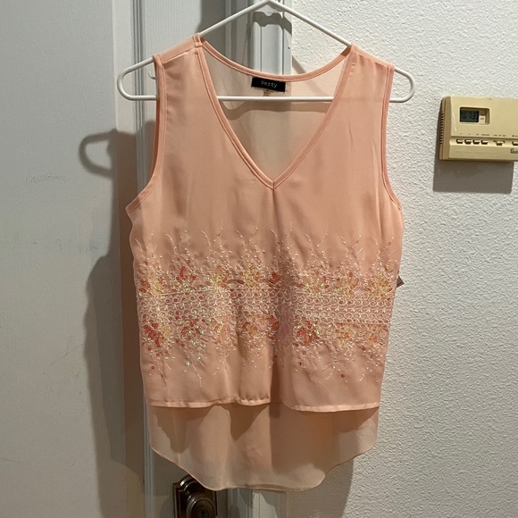 Light Coral Sleeveless Blouse with Embroidery Size M - Picture 1 of 6